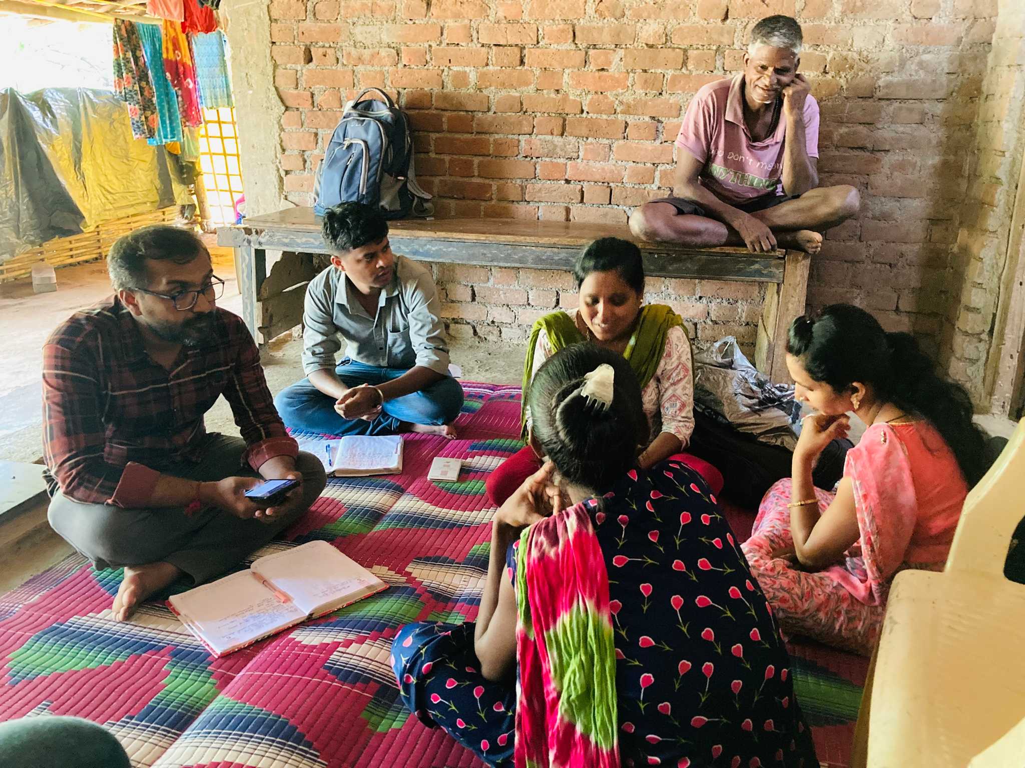 Image name: Observing Arogya Saheli utilizing Avni during a home visit